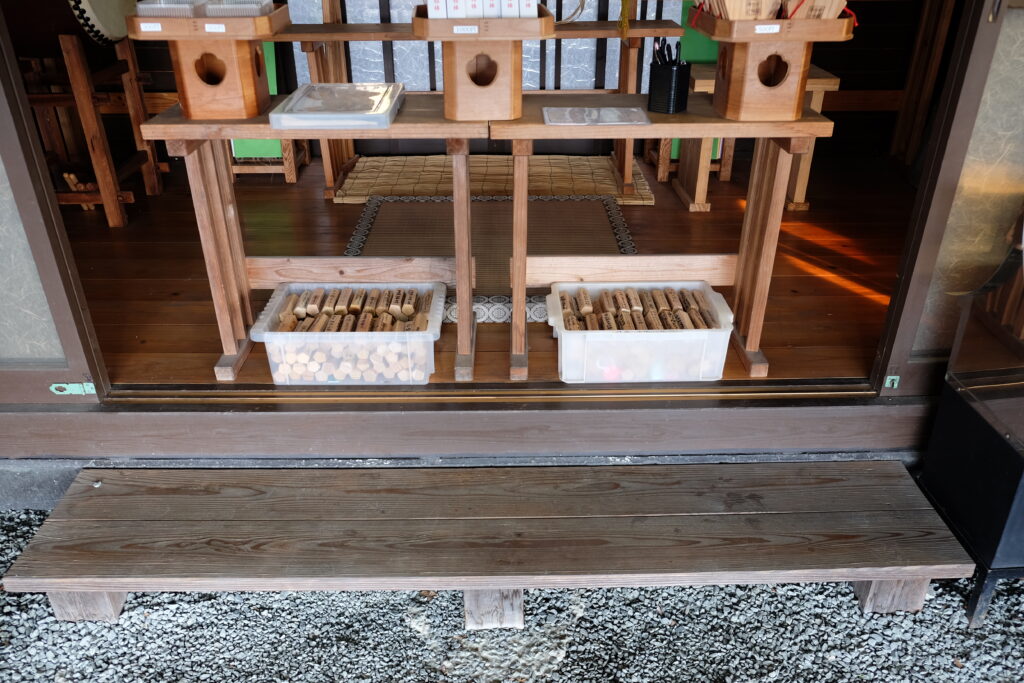 祈願合格神社境内にある祈願合格棒返却箱の写真